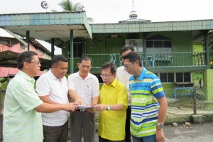 Sim Kui Hian (L4) is seen discussing upgrading plans with the locals of Batu Kawah while SUPP Batu Kawah branch Chairman Tan Joo Phoi (L1) and the branch secretary Lim Ah Ted look on. 
