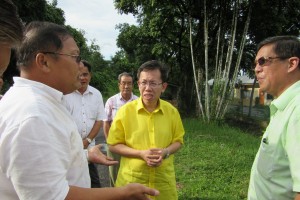 Batu Kawah resident Mr Chai (L) exchanges ideas with Sim Kui Hian and Tan Joo Phoi over some local issues.