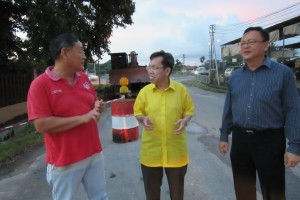 A resident from Yong Ming Village gives input on some local issues to Sim Kui Hian and Lo Khere Chiang. 
