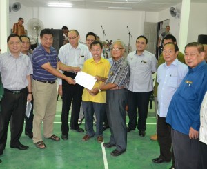 Dr. Sim witnessing on the handover of the Sg Apong community hall yesterday. Tuai Rumah Jeffrey Kemping received the handing over of the hall from contractor Hipni bin Sedini standing right.