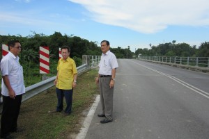 Dr sim, Lim Ah Teck and Tan Joo PHoi looking at Sadong bridge