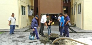 人联党公共投诉局主任叶耀星偕同巴达旺市议会抽粪团队及石角RPR Taman Cahaya Moyan的居民们在现场视察