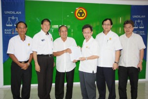 Dr. Sim getting new membership forms from Opar. Second from left is Secretary general, Dato' Sebastian Ting 