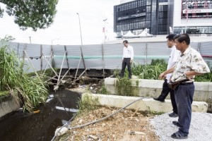 人联党公共投诉局主任叶耀星偕同李先生（业者代表）巡视排水渠道