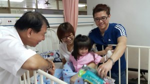 Ting paying a visit to Athena who is with her parents at the Sarawak general hospital.