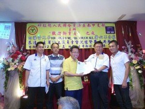 Dr. Sim receiving the new membership forms from Nangka SUPP chairman, Chua Beng Seng.