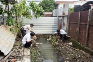 SUPP PCB Chief Wilfred Yap with Mr Lee (representing the business operators) inspecting the drain conditions