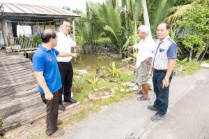 砂拉越人民联合党公共投诉局主任叶耀星偕同八点地居民视察第19巷的道路问题及第24A巷的沟渠问题