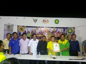 约翰巴达（左7）代表50名退党的联民党党员将申请加入人联党的申请书移交给人联党主席沈桂贤（左6），在场见证者包括杨应光市议员（左起）、本固鲁林应发、人联党石角支部秘书林亚德、人联党石角支部主席拿督斯里陈如飞、甘榜特马杜村长及巴达旺市议会主席罗克强。
