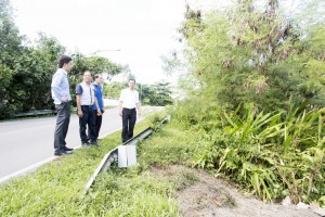 Photos shows SUPP PCB Chief Wilfred Yap with the complainants of BDC Resettlement Scheme inspecting the road at Lorong 19 and drain condition at Lorong 24A