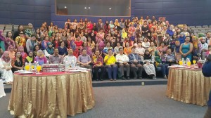 热闹的周年庆场面。