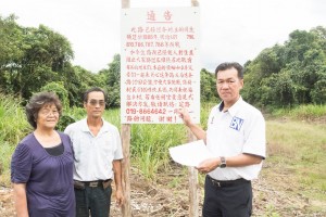 砂拉越人民联合党公共投诉局主任叶耀星与投诉者黄先生。