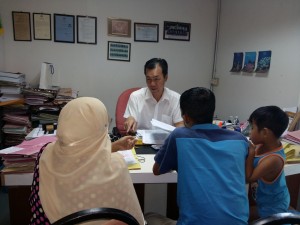 SUPP PCB Chief Wilfred Yap listening to the problem of the couple