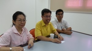 Kuching branch chairman, Datuk Lily Yong, Dr. Sim and Pau at the pc