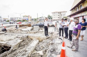 SUPP PCB Chief Wilfred Yap with the council engineer, Mohd Hazwan Othman and members of SUPP 7th Mile Sub Branch and the Contractor at the construction site.