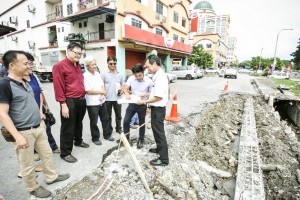 砂拉越人民联合党公共投诉局主任叶耀星偕同巴达旺市议会工程师 Encik Mohd Hazwan Othman，7哩分部委员会成员及承包商在施工现场考察。