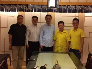 众人一起合影,左起为沙巴马中联谊协会秘书长廖志国、马中丝绸之路企业家协会会长沈君伟、中国海外交流协会联络部副部长兼《文化中国、四海同春》亚洲艺术团团长朱柳、砂人联党主席拿督沈桂贤上议员及人联青宣教秘书符祥威律师。