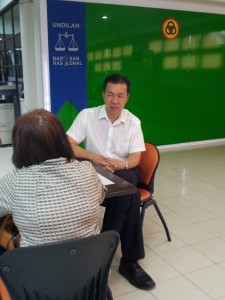 SUPP PCB Chief and candidate for DUN Kota Sentosa Wilfred Yap with the single mother seeking assistance on her son’s debt