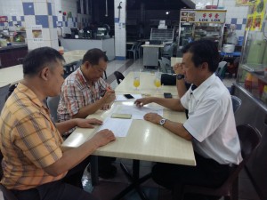 SUPP PCB Chief Wilfred Yap discussing the traffic congestion problem of Cinmuk Commercial Centre with the complainants