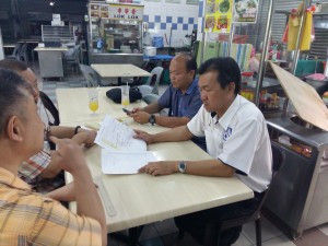 砂拉越人民联合党公共投诉局主任叶耀星在清木中心与业者们商讨该区的交通问题。