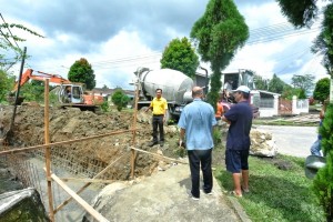 砂拉越人民联合党公共投诉局主任兼圣淘潜能沙候选人叶耀星与民众及工人在Taman Mei Lee, Lorong 6, Jalan Stakan施工现场。