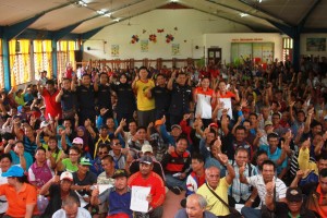 人联党巴旺阿山支部主席兼国阵诗巫区主席刘会耀(右五)出席“特别陆路交通计划”结业仪式,并与陆路交通局官员、与会坡民等合影。