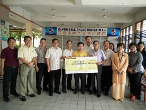 Mock cheque presentation to SRB Chung Hua 4 1/2 miles by YB Senator Dr. Sim Kui Hian (Left 6) and received by school management committee vice chairman Mr. Thum Lee Chiu and witness by the school headmaster Mdm. Ling Wee Ing (Right 3). 