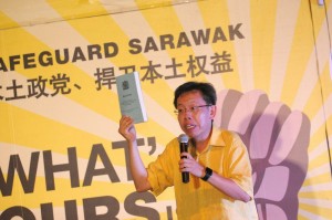 3/4/2016 Dr Sim in a dialogue with the local community at Kota Padawan, 10th Mile Kuching-Serian Road