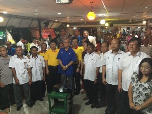 砂拉越人民联合党署理主席拿督斯里里查烈（左六）出席晚宴时受到人联党领袖及党员欢迎。