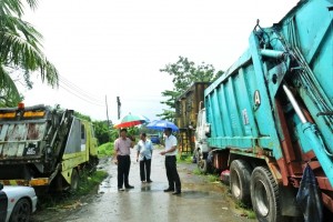 砂拉越人民联合党公共投诉局主任叶耀星在lrg4，Jalan Sungai Tapang 勘察问题所在