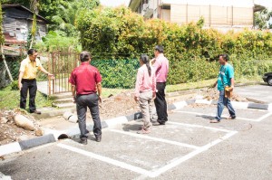 砂拉越人民联合党公共投诉局主任叶耀星在幼儿园侧门勘察相关混凝土小径工程