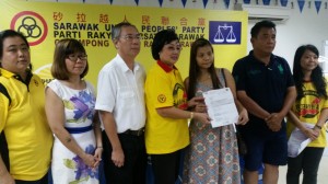 Datin Jennifer Chee with the panel lawyers, committee members and the parents of Jia Yin