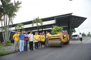 The newly appointed Minister of local Government, Dato Sri Tan Joo Phoi, JKR Engineers  and SUPP local leaders on site inspecting the road improvement work by JKR.