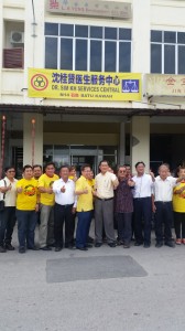 Dr Sim launching the service centre.