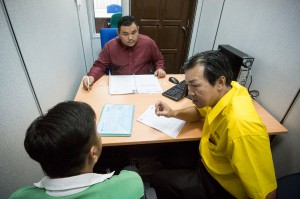 Photo shows SUPP PCB Chief Wilfred Yap with Mr Chin meeting an officer from Insolvency Department