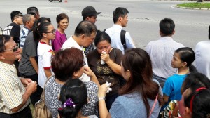 sebastian ting comforting the wife of Bill (in brown) [101111968]