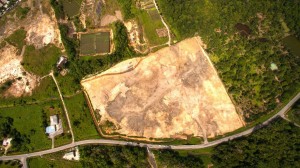 道路旁沟渠已崩塌，右侧为发展商填土范围。