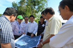 拿督斯里陈如飞，巴达旺市议会工程师、田氏居民与水利灌溉局局长及工程师研究当地图测。 