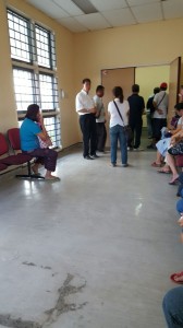 拿督陈超耀昨日到美里中央医院慰问前日被校门压毙的女保安员哲南蒂家属。