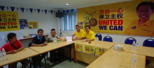 图说砂拉越人民联合党公共投诉局主任叶耀星在人联党石角支部与Banquet Square 屋主代表进行面谈