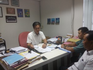 砂拉越人民联合党公共投诉局主任叶耀星与TR Michael Mada of Kpg Lubok Buan 聆听该民来自八点地的男士所面对的问题