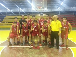 Teng in yellow shirt with the redshirt Cola Warrior the champion