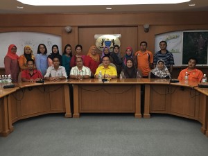 Lo with on his rigth, PBB YOuth, Moliadi bin Ahmad and Woman Chief, Saptuyah binte Yusuf seated on his left with the committee members.