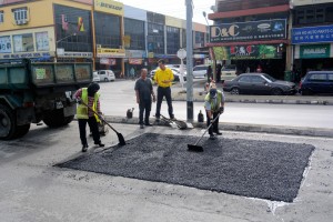 SUPP PCB Chief Wilfred Yap with MPP road maintenance staff during the resurfacing works at Kota Sentosa Commercial Area