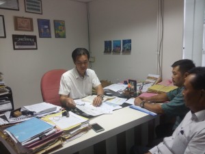 SUPP PCB Chief Wilfred Yap together with TR Michael Mada of Kpg Lubok Buan, Stampin and the man residing at Stampin Resettlement Scheme explaining his predicament to Wilfred Yap