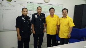 右起是巴达旺市议员杨典强、天猛公拿督陈如飞、巴达旺代警区主任兼交警主任莫哈末里查助理警监和巴达旺警区行政主任古弄助理警监。