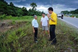 砂拉越人民联合党公共投诉局主任叶耀星在晋连路14哩与受影响地主商讨解决方案。