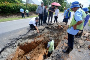 砂拉越人民联合党公共投诉局主任叶耀星与南市市议员吴芝辉及南市工程部官员在施工现场商讨解决方案。