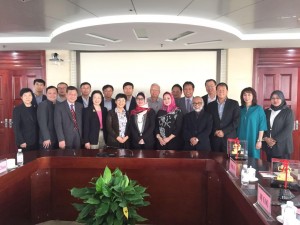 砂拉越政府代表与一行教育机构代表日前与中国石油大学校进行对话会后合照。