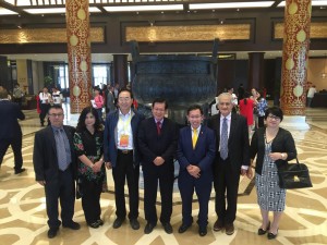 砂地方政府部长沈桂贤(右三)、旅游助理部长李景胜(中)与河北省旅游局纪检组长高国明(左三)一起合影,在场包括砂旅游局主席阿都瓦合阿兹(右二)及该局职员。